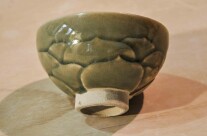 Una ciotolina da tè, decoro intagliato a fior di loto e celadon .