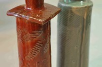 una bottiglia rosso di ferro (Mara) ed una celadon